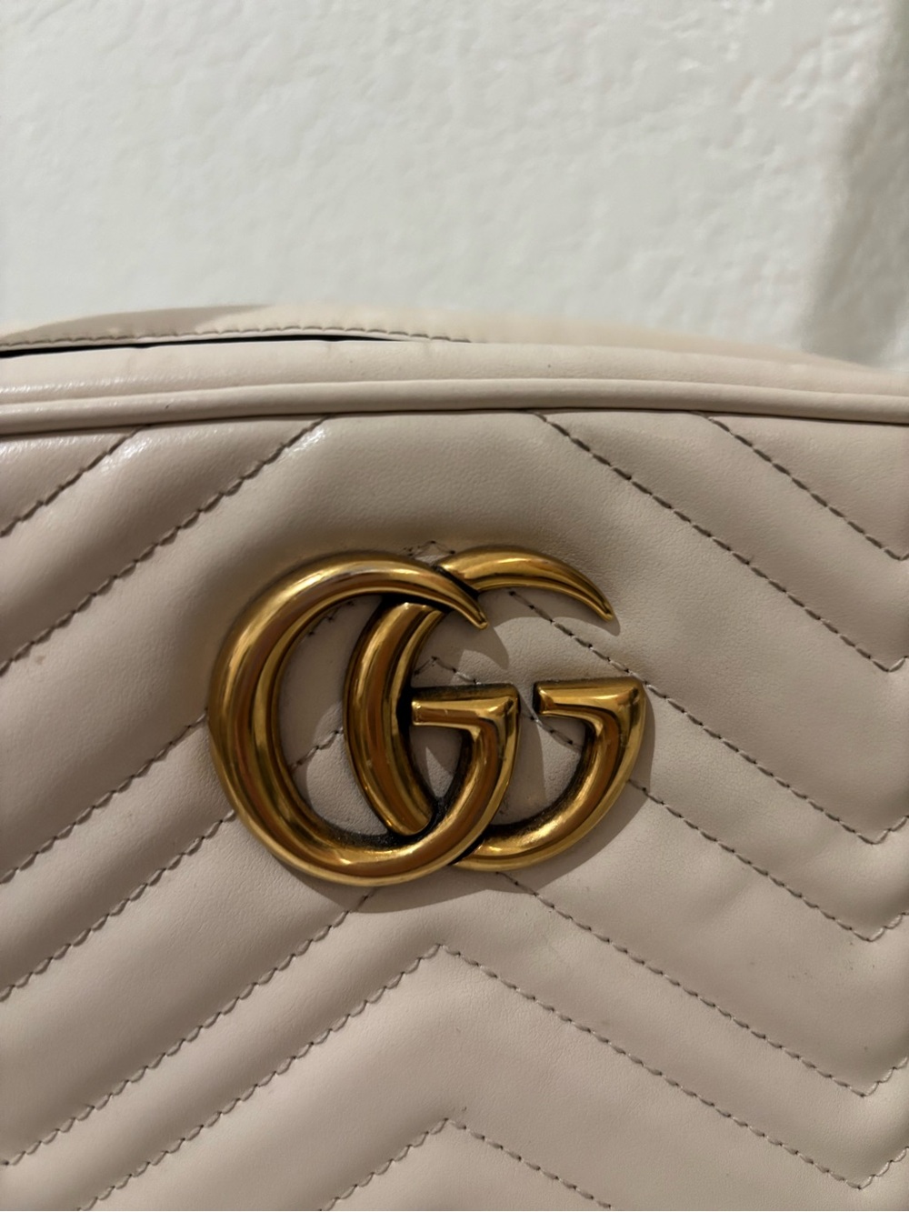 Authentic Gucci Ivory Quilted Leather Crossbody with Gold GG - Picture 6 of 16